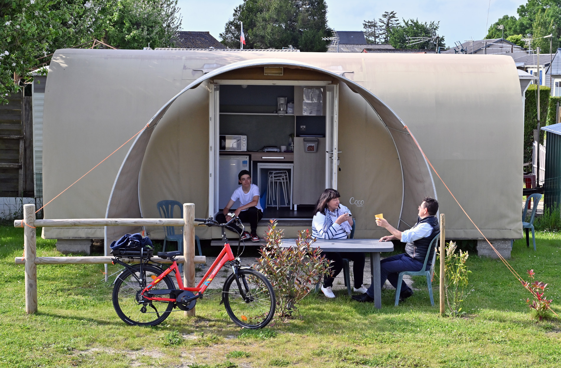 mont saint michel 2024 05 22 Camping Valerie Brechet coco sweet hebergement insolite terrasse boissons 0225 copie